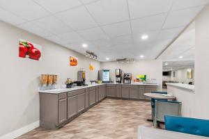 a waiting room with a counter and a cafeteria at Quality Inn & Suites Shepherdstown in Shepherdstown