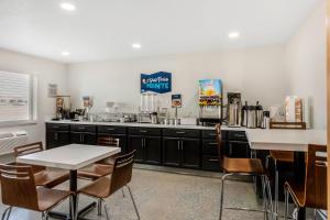 a kitchen with a counter and a table and chairs at Clarion Pointe Prescott Valley in Prescott Valley