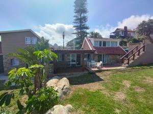 a house with a yard with a house at Billy Bay Cottage in Margate