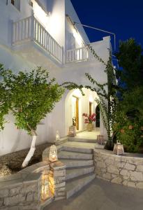 パリキアにあるDoukissaの夜間の白い家につながる階段