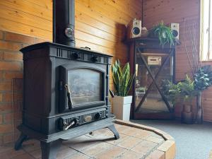 a black stove in a room with a mirror at 海輪邸 in Shima