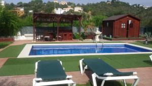 Bazén v ubytování Holiday Home Cardona nebo v jeho okolí