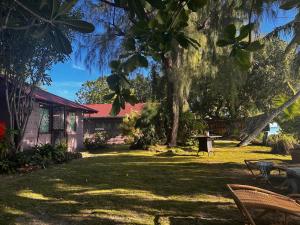 a yard with chairs and a house with a tree at Kukuriaz Fare in Bora Bora +10 photos
