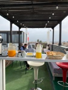 a table with two glasses of orange juice and bread at Hostal Mirador in Pisco