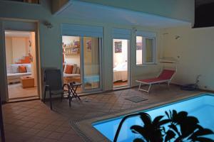 um quarto com uma piscina e um quarto em Private pool & Panorama View on Athens center Hill em Atenas