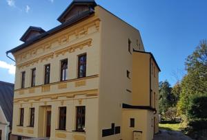 an old building in the middle of a street at Apartmán KSlife in Černý Dŭl