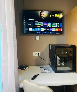 a room with a desk with a tv on the wall at PREMIUM B&B Nova Gorica, Self Check-In with code access in Nova Gorica
