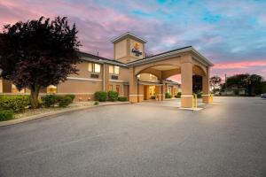 an empty parking lot in front of a building at Comfort Inn Van Wert in Van Wert