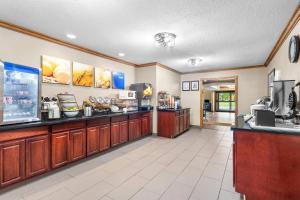 a fast food restaurant with a counter and a cafeteria at Comfort Inn Van Wert in Van Wert