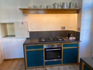 a kitchen with a stove and a counter top at Ca' Il Guscio in Cortina dʼAmpezzo