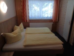 Postel nebo postele na pokoji v ubytování Gasthof Thomas Müntzer