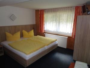 Postel nebo postele na pokoji v ubytování Gasthof Thomas Müntzer