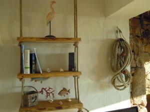 una camera con mensola in legno con pesce e libri di Casa Molara a San Teodoro