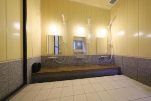 a public bathroom with a row of mirrors and stalls at 旧GATE80香住 無人宿 完全セルフ 予約メッセージ欄確認要す スマートロック 暗証番号チェックイン 素泊まり専門 アメニティ持参で格安滞在 セコム24h監視 駐車場10台 in Kami