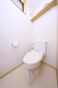 a bathroom with a white toilet in a room at 旧GATE80香住 無人宿 完全セルフ 予約メッセージ欄確認要す スマートロック 暗証番号チェックイン 素泊まり専門 アメニティ持参で格安滞在 セコム24h監視 駐車場10台 in Kami