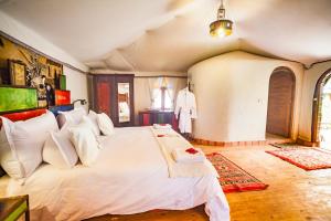 ein Schlafzimmer mit einem großen weißen Bett in einem Zimmer in der Unterkunft Riad Lamane in Zagora