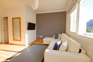 Una sala de estar con un sofá blanco y una ventana. en Luxury Europe, en Puerto de Mogán