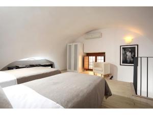 ローマにあるRome Luxury Rental - Vicolo Palleのベッドルーム1室(ベッド2台、椅子付)