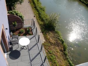 Výhled na řeku, která protéká v blízkosti apartmánu