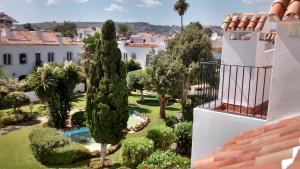 widok na ogród z balkonu willi w obiekcie Casita Andaluza w mieście San Luis de Sabinillas