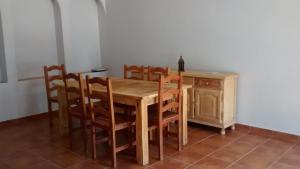 jadalnia z drewnianym stołem i krzesłami w obiekcie Casita Andaluza w mieście San Luis de Sabinillas +19 zdjęć