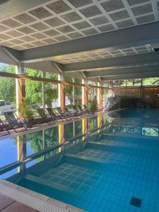 Draufsicht auf ein Schwimmbecken mit Stühlen in der Unterkunft Hotel Central Résidence & spa in Leysin