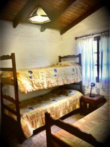 1 dormitorio con 2 literas y ventana en Cabañas La Paloma, en La Paloma