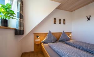 a bedroom with two beds and a window at Ferienhaus Benedikt in Fichtelberg