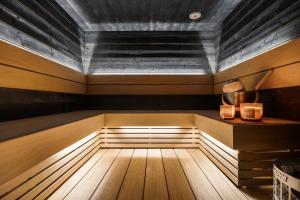 a sauna with a wooden floor and a window at Louhi A in Äkäslompolo +13 photos