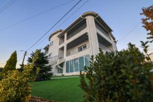 a large white building with a lawn in front of it at White Guest in Fátima