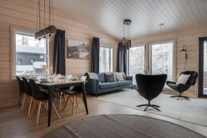 a living room with a table and a couch at Louhi A in Äkäslompolo