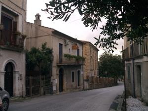 een lege straat in een stad met gebouwen bij B&B Mamma Elena in Rovito