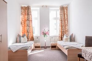 duas camas num quarto com duas janelas em Unterkunft Leipzig em Leipzig