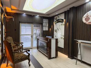 a room with black and white striped walls and a chair at Şehir Palas Otel in Mus