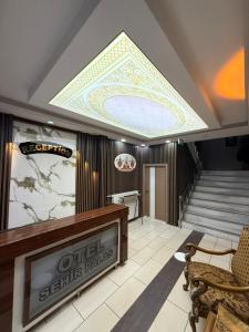 a living room with a skylight and a ceiling at Şehir Palas Otel in Mus