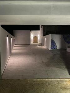 ein großer, leerer Raum mit einer weißen Wand und einem Flur in der Unterkunft DarDif in Wadrān