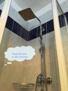 Koupelna v ubytování Hotel Austria + 37 fotografií