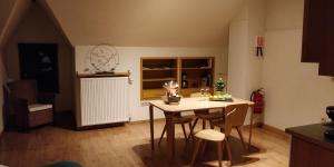 a kitchen with a table and chairs in a room at Klik Klak Studio in Bornem
