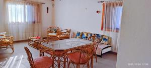 a living room with a table and chairs and a couch at CASA TEMPORADA 2027 PARQUEMAr in Miramar