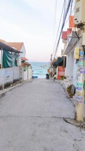 an empty street with the ocean in the background at Thiện Homestay Dốc Lết -Gần Biển & Nguyên Căn in Ba Ha
