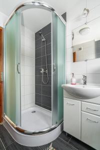 a bathroom with a shower and a sink at Dom Na Borku Józefa Schulz in Ciche +44 photos
