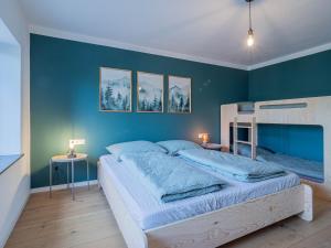 a bedroom with two beds and a blue wall at Fuchsbau nähe Sorpesee, ebenerdig mit Kamin und Garten in Sundern