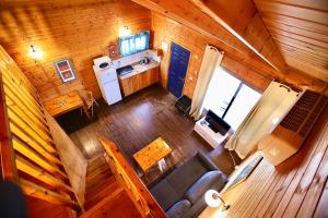an overhead view of a kitchen and living room in a cabin at נופים בלבן - בקתה עם בריכה פרטית ואמבט ספא in Moshav Ramot