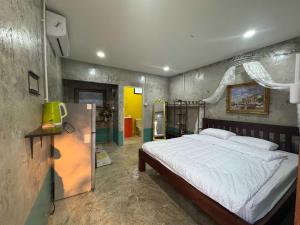 a bedroom with a large bed in a room at OYO 75539 Phanthida Resort and Cafe in Hua Hin +7 photos