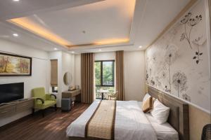 a hotel room with a bed and a tv at Phương Anh Villa 1 in Bắc Ninh