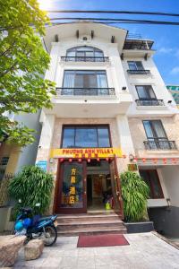 a building with a motorcycle parked in front of it at Phương Anh Villa 1 in Bắc Ninh