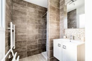 a bathroom with a sink and a shower at Nouveau ! Bulle d'air - Maison avec piscine in Bouaye