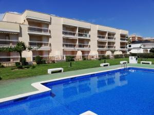 a swimming pool in front of a building at Solmar II Solo Familias Serviplaya in Playa de Xeraco