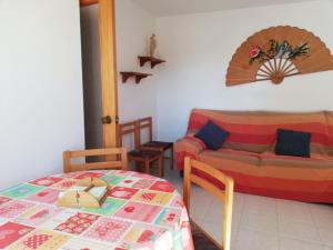 a living room with a couch and a table at Les Motes Solo Familias Serviplaya!!! in Playa de Xeraco