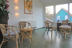 a room with chairs and a table and a table and chairs at Am Langenwerder Whg 4 in Gollwitz +15 photos
